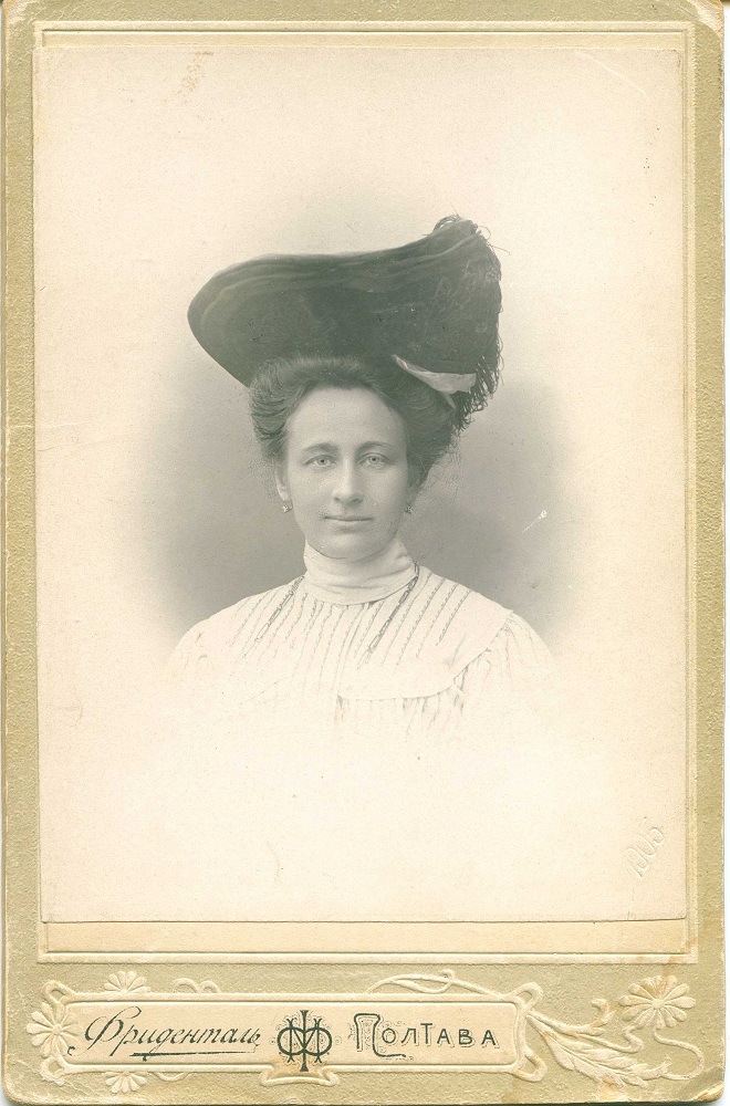 Фотография. Мария Александровна Быкова в шляпе