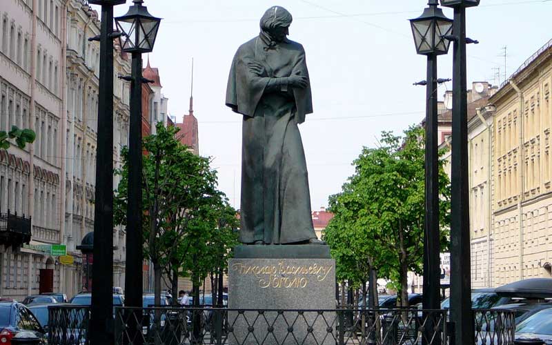 Возле памятника Гоголю в Санкт-Петербурге проводят флэш-мобы