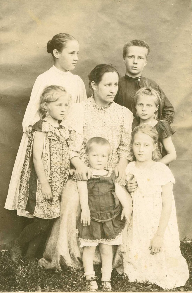 Фотография. Мария Александровна Быкова с детьми