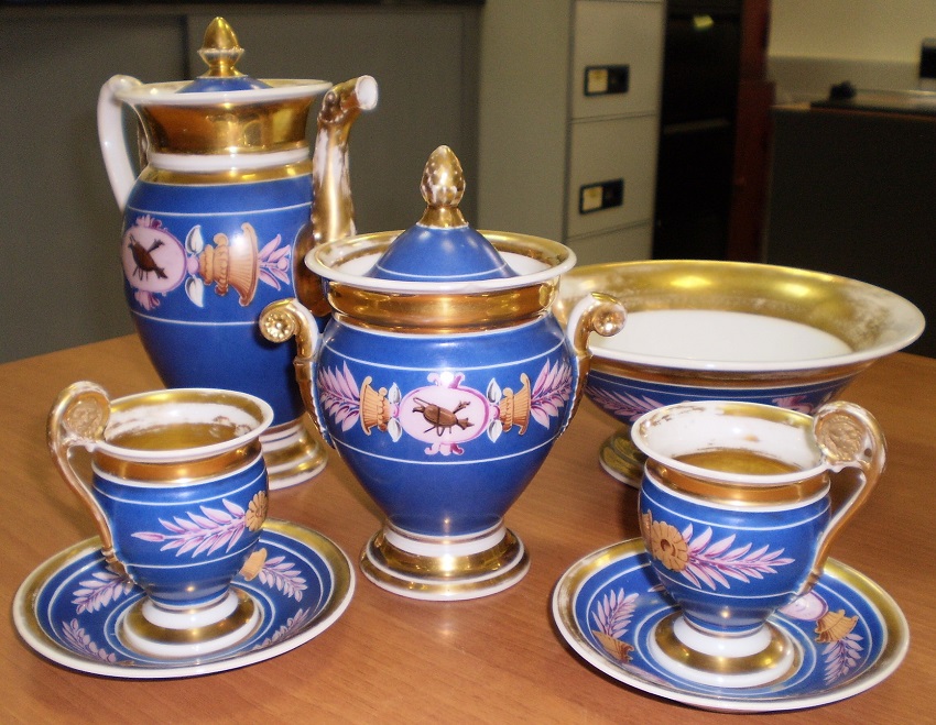 Сервиз чайный со светло-синим крытьем и растительным декором из девяти предметов