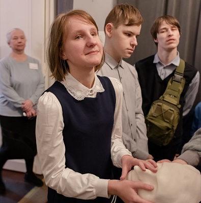Школьница касается руками 3Д модели посмертной маски Николая Гоголя