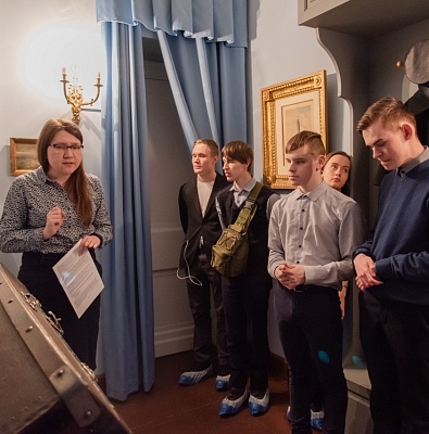 Учащиеся 10 класса Школы-интерната № 1 слушают экскурсию Екатерины Малаховой