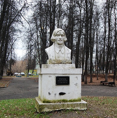 Памятник Гоголю в Никитском сквере во Владимире